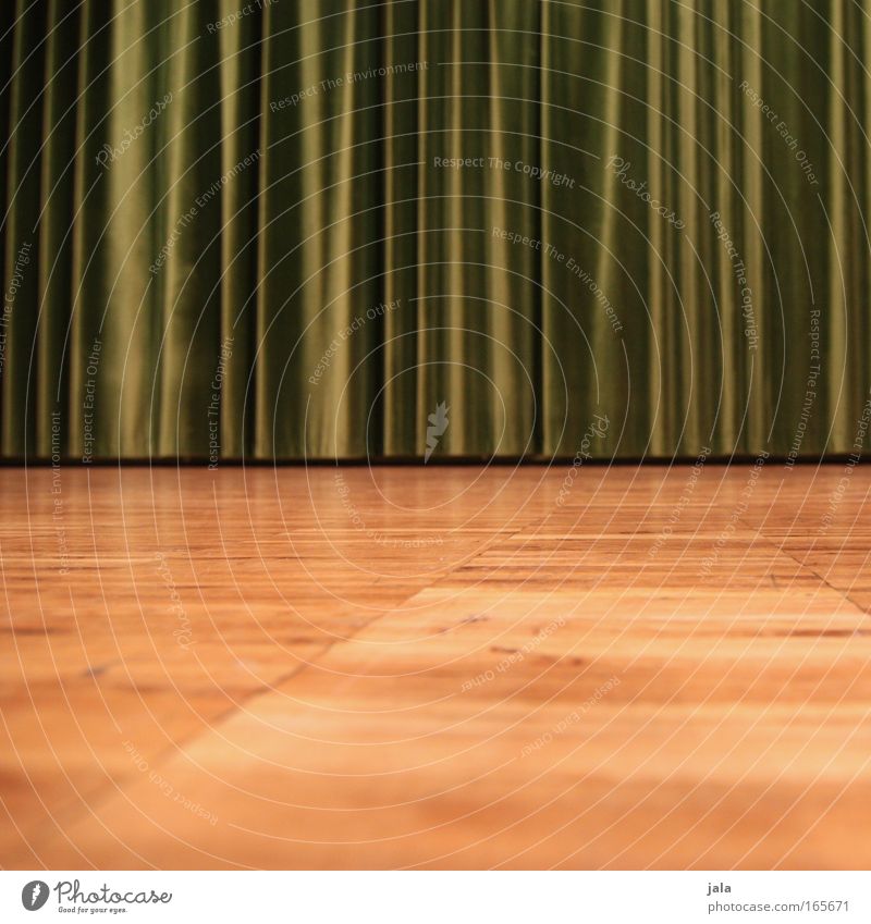 Hang zur Neugier Farbfoto Innenaufnahme Detailaufnahme Textfreiraum unten Kunstlicht Froschperspektive Vorhang Parkett Holz braun grün Bodenbelag Theater Bühne