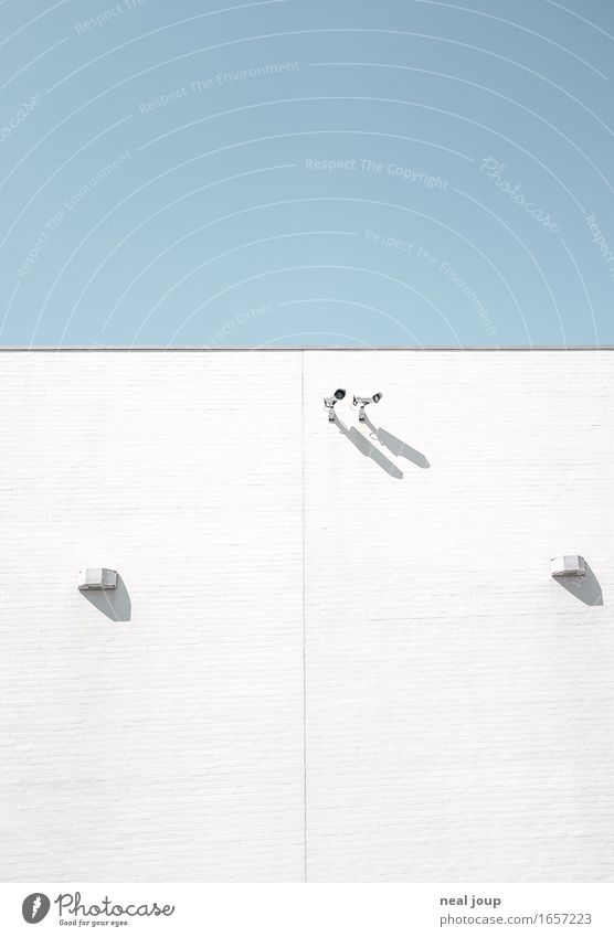 Ich sehe was, was du nicht siehst Videokamera Überwachungskamera Dänemark Menschenleer Industrieanlage Mauer Wand Fassade beobachten Blick hell modern blau weiß