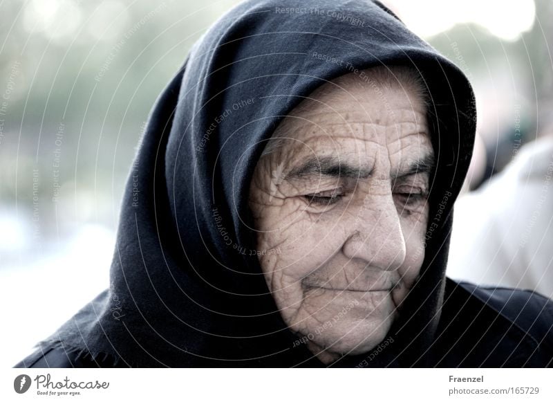 Zeitzeichnung Farbfoto Gedeckte Farben Außenaufnahme Tag Totale Porträt Blick nach unten Mensch Weiblicher Senior Frau Großmutter Leben Kopf 1 60 und älter