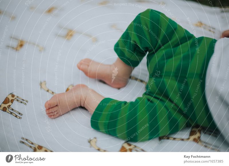 ° Mensch maskulin Baby Beine Fuß 1 0-12 Monate Hose Erholung liegen schlafen träumen kuschlig klein niedlich weich grün Glück Zufriedenheit Sicherheit Schutz