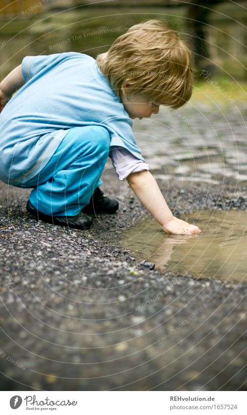 AST 9 | Ob da was drin ist? Mensch maskulin Kind Kleinkind Junge 1 1-3 Jahre Umwelt Natur Wasser Bewegung entdecken hocken Spielen Glück klein nass niedlich