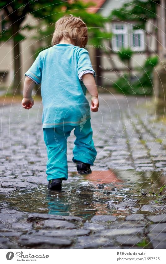 AST 9 | pitschipatsch2 Mensch maskulin Kind Kleinkind Junge 1 1-3 Jahre Kleinstadt entdecken laufen Spielen springen klein lustig nass blau Freude Glück