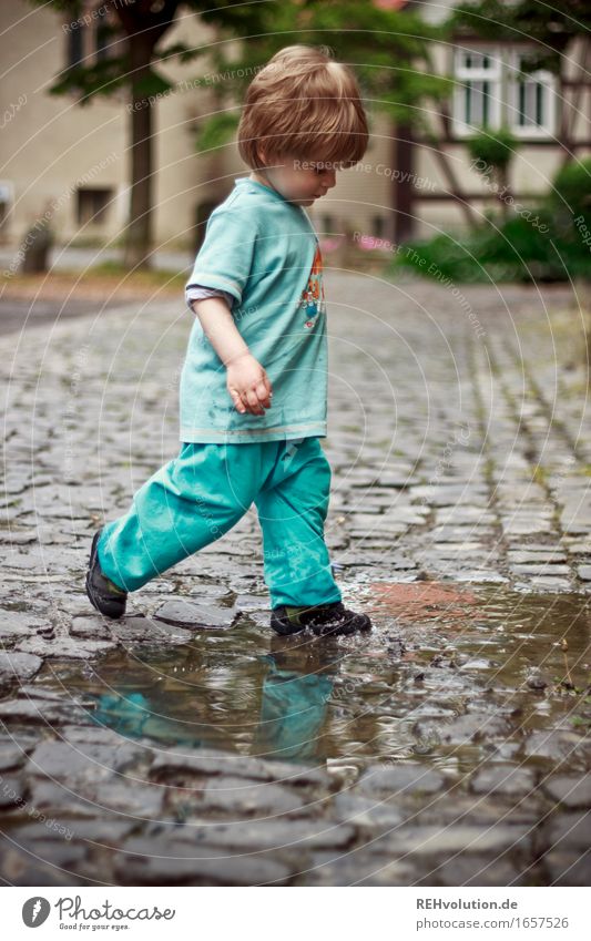 AST 9 | pitschipatsch Mensch maskulin Kind Kleinkind Junge 1 1-3 Jahre Wasser Kleinstadt Stadtzentrum Haus T-Shirt Hose laufen frei Fröhlichkeit Glück klein