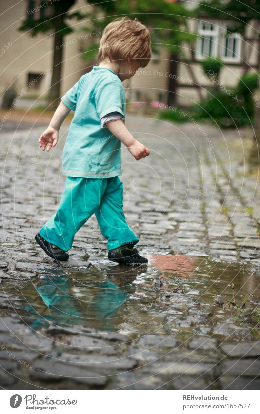 AST 9 | pitschipatsch Mensch maskulin Kind Kleinkind Junge 1 1-3 Jahre Wasser schlechtes Wetter Dorf Kleinstadt Stadtzentrum Altstadt Bewegung laufen Spielen