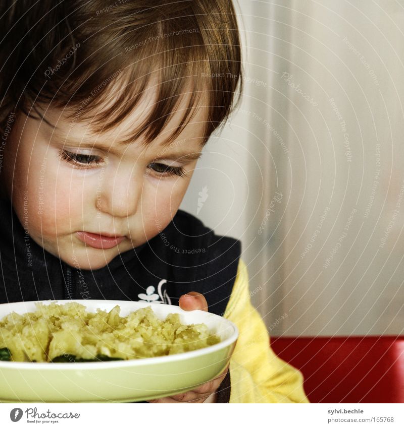 Immer kräftig pusten! Gemüse Ernährung Teller Essen Kind Kleinkind Kopf Gesicht Mund Finger gelb rot geduldig ruhig Appetit & Hunger Konzentration festhalten