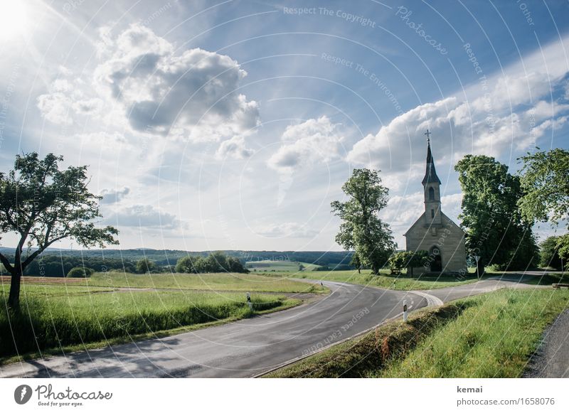 AST9 | Die Kirche an der Biegung der Straße Umwelt Natur Landschaft Himmel Wolken Sonnenlicht Sommer Schönes Wetter Baum Wiese Feld Straßenkreuzung Wege & Pfade