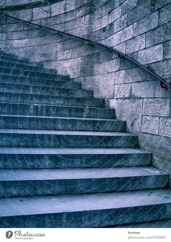 Treppe Schwarzweißfoto Gedeckte Farben Außenaufnahme Nahaufnahme Detailaufnahme Menschenleer Tag Dämmerung Stein alt dreckig blau grau Stimmung Architektur