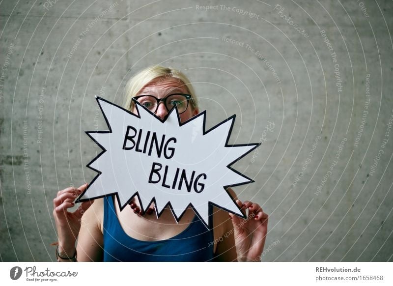 Jule | BlingBling Mensch feminin Junge Frau Jugendliche 1 18-30 Jahre Erwachsene Brille blond Beton Zeichen Schriftzeichen Schilder & Markierungen Hinweisschild