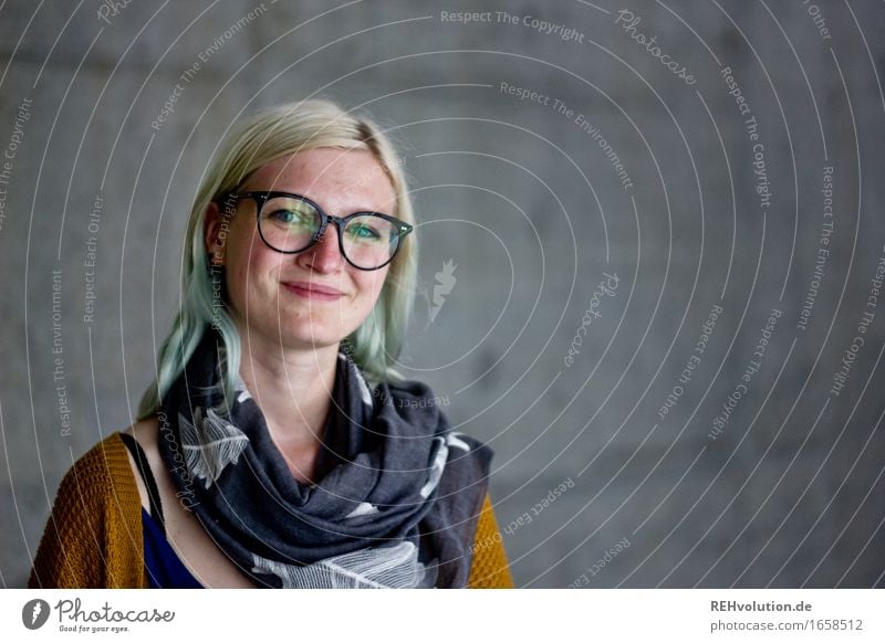 Jule | Betonportrait Mensch feminin Junge Frau Jugendliche Erwachsene Haare & Frisuren Gesicht 1 18-30 Jahre Brille Schal blond langhaarig Lächeln authentisch
