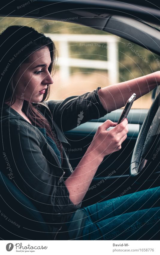 Handy am Steuer Frau Auto Autofahren gefahr abgelenkt sms lesen Unfallgefahr PKW