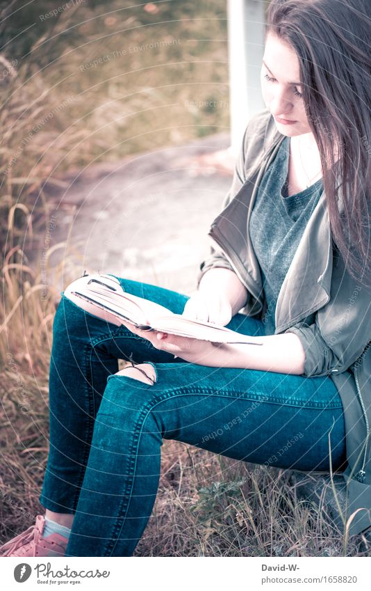 junge Frau liest draußen in der Natur ein Buch natur lesen Bücher Lesestoff Leserin Leseratte Geschichten lernen ruhe Entspannung Bildung Literatur Farbfoto