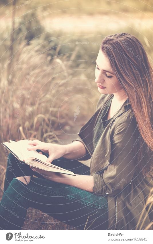 hübsche junge Frau liest ein Buch lesen Leserin draußen Natur lernen Studium Studentin vertieft Literatur Lesestoff Bildung