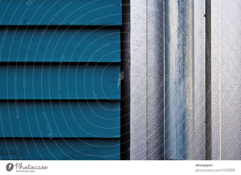 Holz vs. Metall Detailaufnahme abstrakt Strukturen & Formen Hintergrund neutral Haus Mauer Wand blau silber Zufriedenheit modern Tradition Wandel & Veränderung