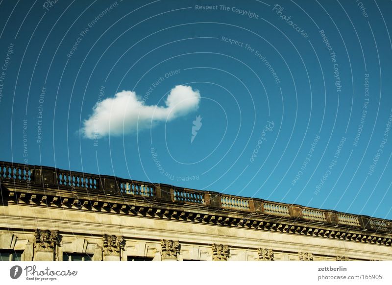 Wolke über Pergamon Himmel Wolken unschuldig Blauer Himmel himmelblau Sommer Wetter Meteorologie bau Gebäude Bauwerk Klassizismus Berlin Museum Spree Insel