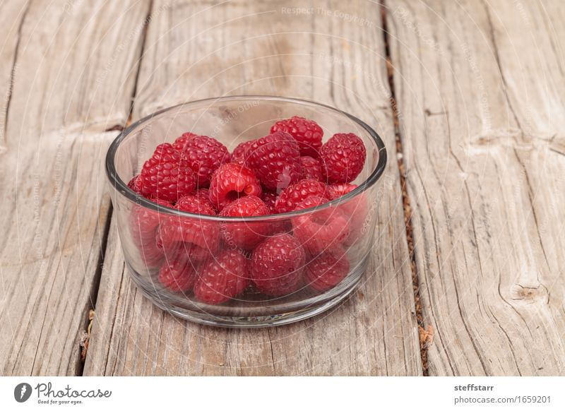 Klarglasschüssel reife Himbeeren Lebensmittel Frucht Ernährung Essen Frühstück schön Körper Gesundheit Pflanze Diät rosa rot Farbfoto mehrfarbig Innenaufnahme