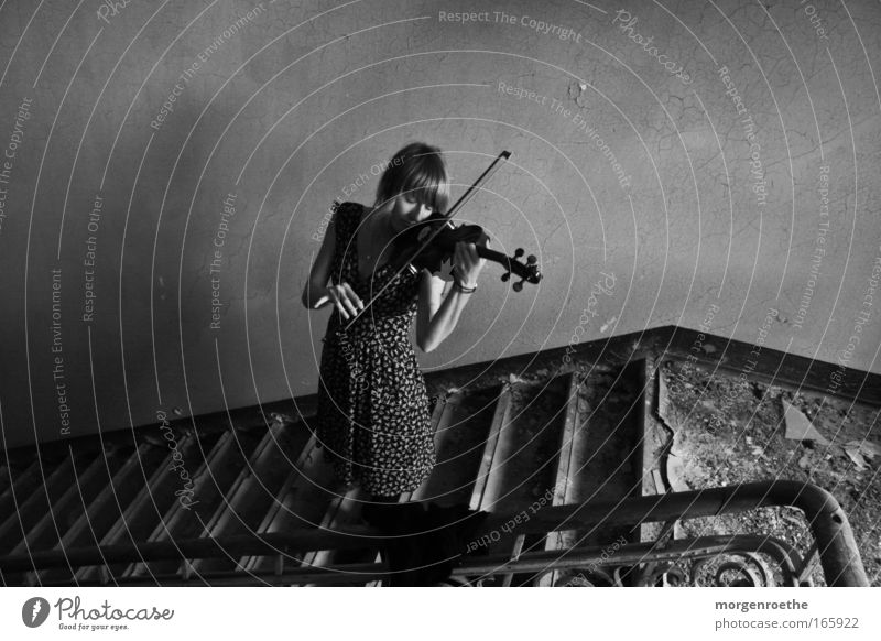 Übungsstunde Geige Musikinstrument schwarz weiß Frau Kleid Treppe Treppengeländer alt harmonisch Licht Symbiose Ton Klassik