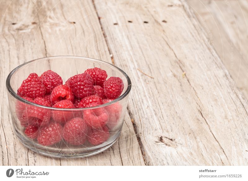Klarglasschüssel reife Himbeeren Lebensmittel Frucht Ernährung Essen Frühstück Picknick Schalen & Schüsseln Glas Gesundheit Pflanze Holz Diät rosa rot Farbfoto