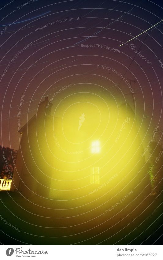 midnight disaster Farbfoto Außenaufnahme Experiment Textfreiraum oben Nacht Licht Lichterscheinung Langzeitbelichtung Weitwinkel Energiekrise Nachthimmel Stern
