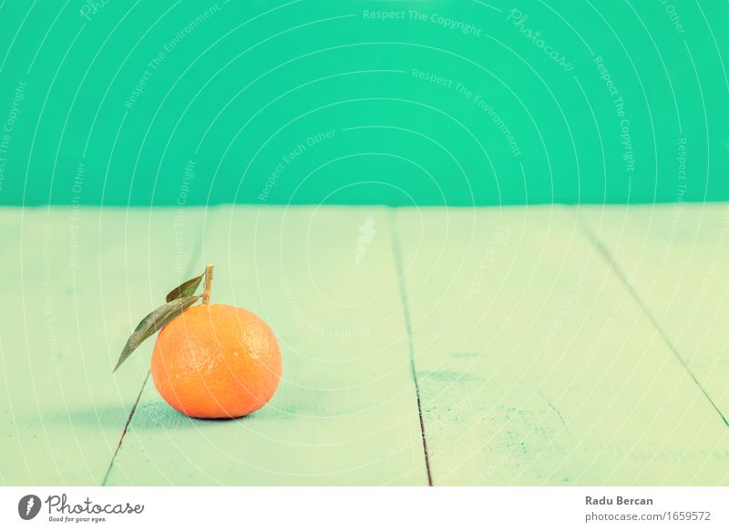 Frische Mandarine auf blauer Tabelle Lebensmittel Frucht Orange Ernährung Bioprodukte Vegetarische Ernährung Diät Gesundheit Gesunde Ernährung Essen lecker rund