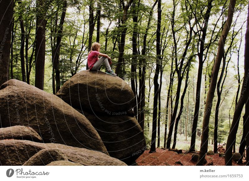 Junges Mädchen sitzt auf einem riesigen Stein im Felsenmeer Freude Glück Ferien & Urlaub & Reisen Tourismus Ausflug Abenteuer Ferne Freiheit Sightseeing Sommer
