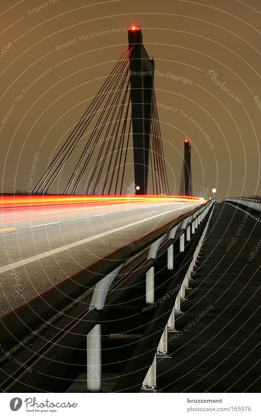 Rotlichtsünder Farbfoto Außenaufnahme Textfreiraum links Textfreiraum rechts Nacht Langzeitbelichtung Bewegungsunschärfe Düsseldorf Brücke Verkehr