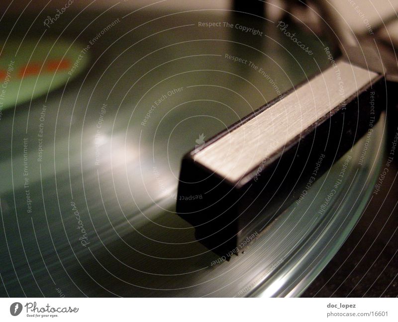 lp_01 Schallplatte Plattenspieler Nostalgie Tonarm Furche Häusliches Leben Detailaufnahme Perspektive turntable Musik Stimmung Plattenteller