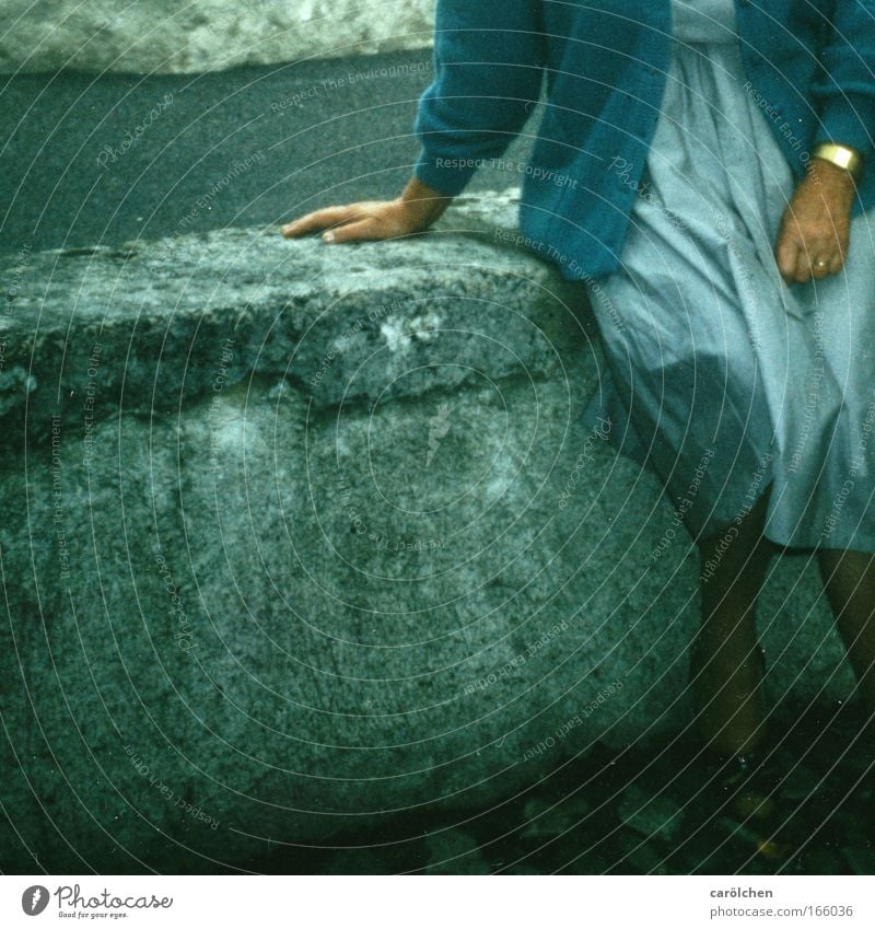 BlauPause Farbfoto Textfreiraum links Froschperspektive feminin Frau Erwachsene Großmutter 1 Mensch 45-60 Jahre Gemälde genießen sitzen alt ästhetisch blau grau