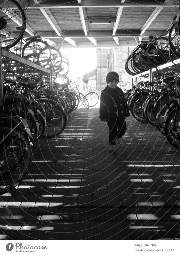 Fahrradschuppen Schwarzweißfoto Morgen Licht Schatten Kontrast Silhouette Blick nach vorn Mensch Kind Junge Kindheit 1 1-3 Jahre Kleinkind Umwelt Verkehr