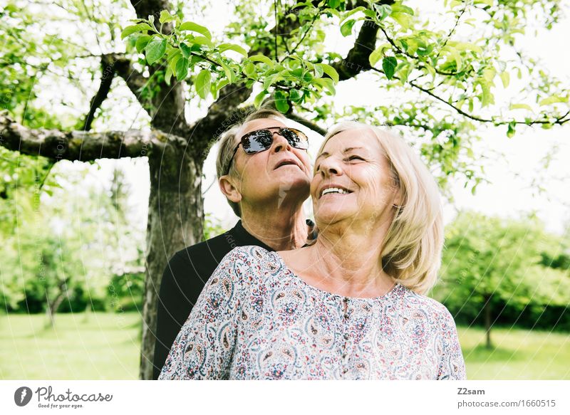 Was für ein Leben Weiblicher Senior Frau Männlicher Senior Mann 60 und älter Natur Landschaft Sommer Schönes Wetter Baum Garten blond genießen Lächeln lachen
