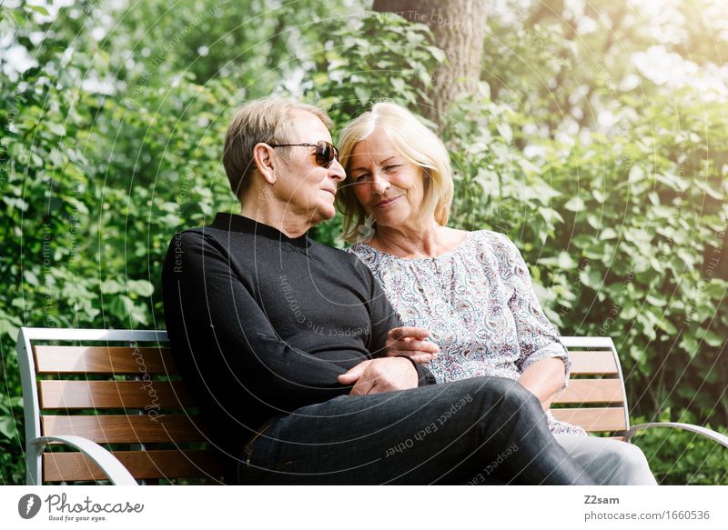 Rentner Paar sitz auf Bank Lifestyle Weiblicher Senior Frau Männlicher Senior Mann 60 und älter Natur Landschaft Sommer Schönes Wetter Sträucher Park Erholung