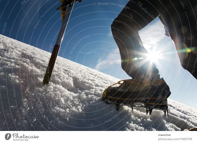 Bergsteiger: Detail auf Stiefel mit Eiseisen und Eisäxten Abenteuer Expedition Winter Schnee Berge u. Gebirge wandern Sport Klettern Bergsteigen Erfolg Axt Mann