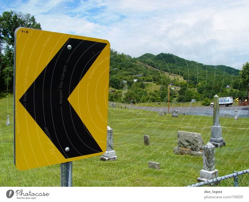 left Kurve gelb schwarz Warnhinweis grün Friedhof Wiese Grab Schilder & Markierungen Landschaft USA nach links weisendes Verkehrszeichen
