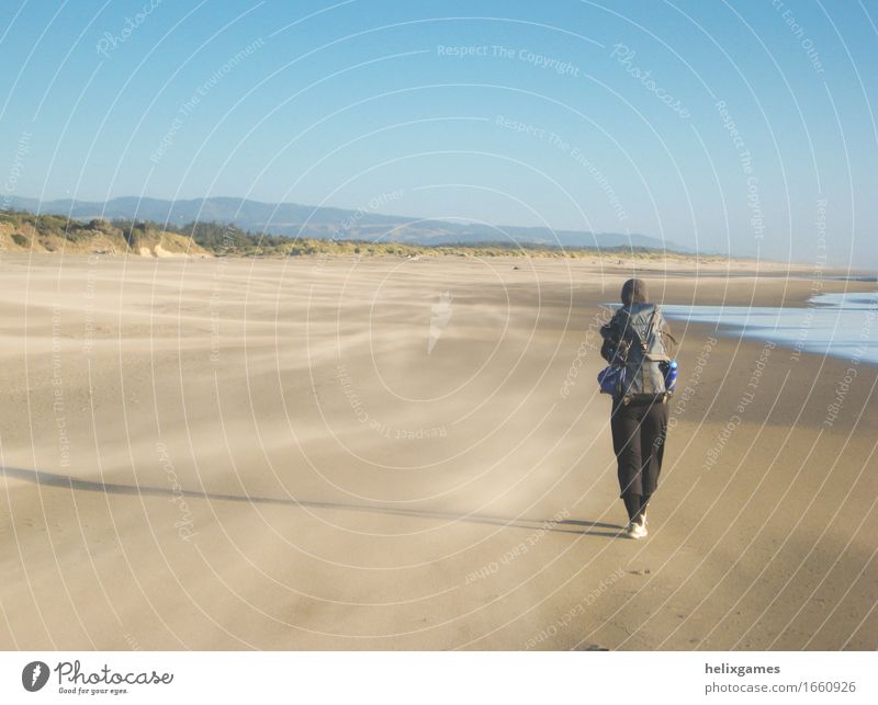 Wanderung entlang eines Strandes Junge Frau Jugendliche 1 Mensch 18-30 Jahre Erwachsene Umwelt Landschaft Küste Meer Mütze laufen Ferien & Urlaub & Reisen