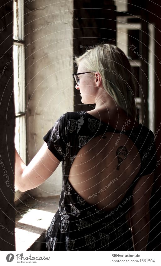 Jule | Rückentattoo Mensch feminin Junge Frau Jugendliche 1 18-30 Jahre Erwachsene Mauer Wand Fenster Kleid Tattoo Brille blond langhaarig beobachten Blick