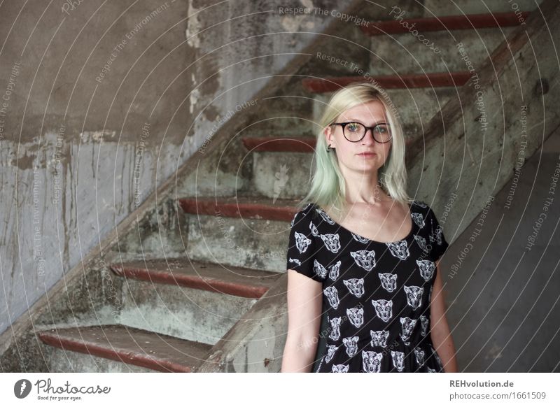 Jule | an der Treppe Mensch feminin Junge Frau Jugendliche Gesicht 1 18-30 Jahre Erwachsene Mauer Wand Kleid Brille Haare & Frisuren blond langhaarig stehen