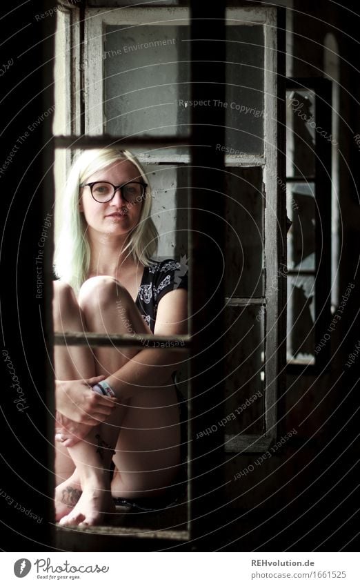 Junge Frau sitzt an einem kaputten Fenster Lifestyle Mensch feminin Jugendliche 1 18-30 Jahre Erwachsene Haus Kleid Brille blond langhaarig sitzen authentisch