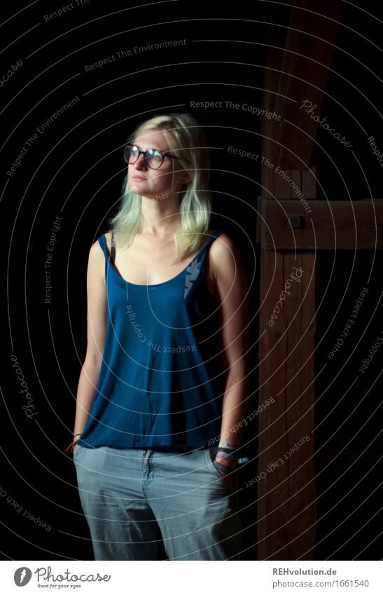 Jule | Balken Mensch feminin 1 18-30 Jahre Jugendliche Erwachsene Jeanshose Brille blond langhaarig beobachten stehen warten Coolness dunkel trendy einzigartig