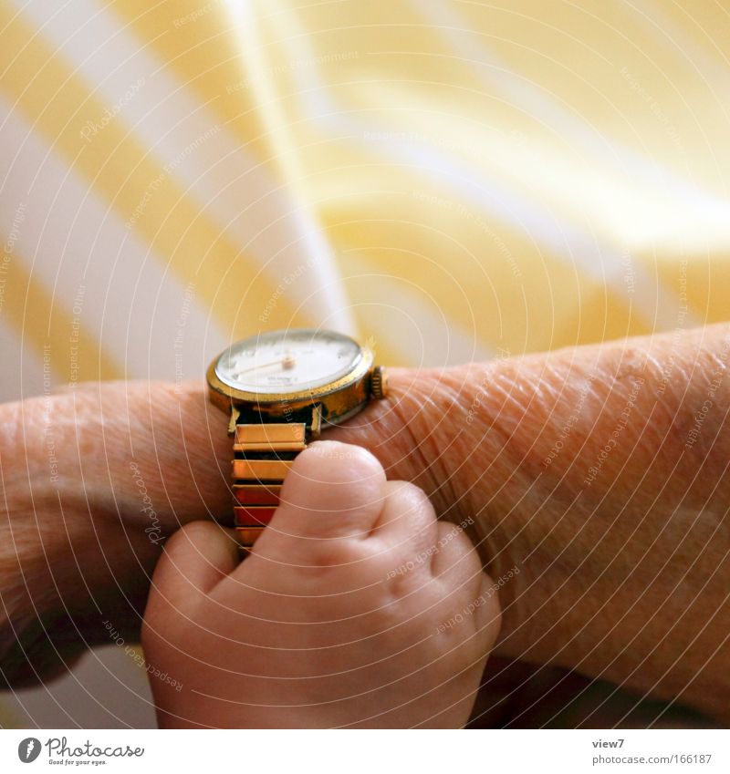 Zeit + Generationen Uhr Mensch Kind Baby Kleinkind Großeltern Senior Leben Arme Hand Finger 2 0-12 Monate Accessoire Zeichen berühren entdecken festhalten