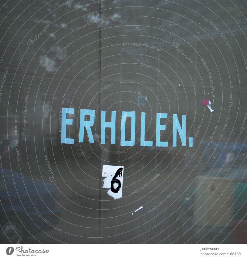 ERHOLEN.6 Umwelt PKW Zeichen Schriftzeichen blau beklebt eckig Aussage assoziativ Gedanke wahrnehmen Pause Straßenkunst Großbuchstabe Wort Gedeckte Farben
