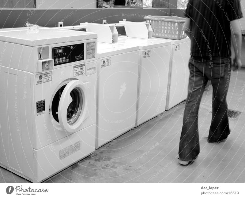 laundry_room_shot_1 Waschsalon Waschmaschine Wäschetrockner Schlaghose Dinge laundry room USA Alltagsszene Schwarzweißfoto Wäschekorb