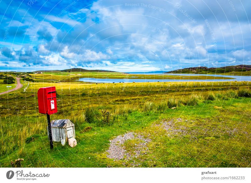 Einsamer roter Briefkasten in der Landschaft von Schottland Post Einsamkeit Idylle ruhig Highlands Reisefotografie Hochebene alt Natur Umwelt Außenaufnahme