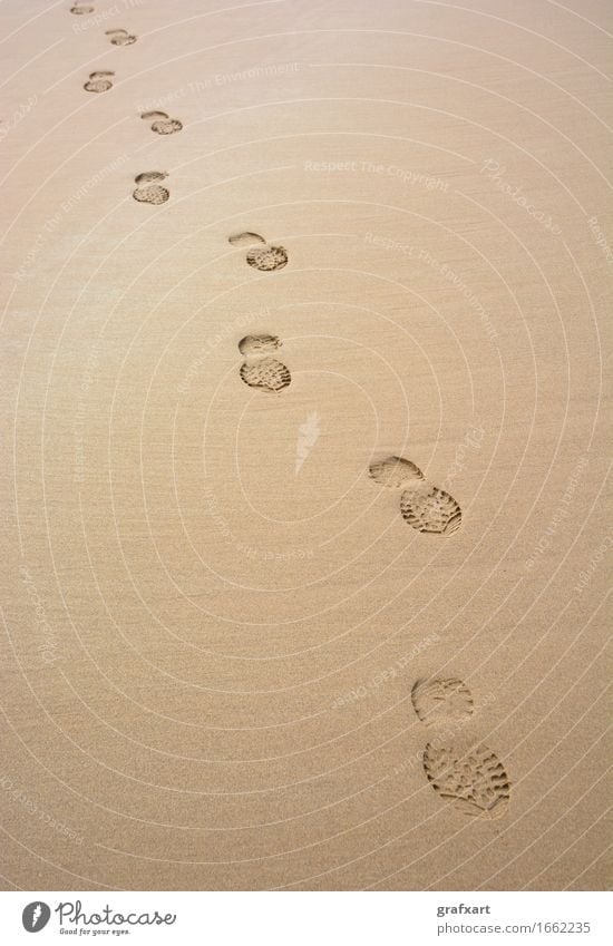 Spur von Schritten im Sand Abdruck Einsamkeit fuß Fußspur gehen gerade Karriere laufen Wege & Pfade profil Single Spuren Strand Zeit Ziel zielstrebig Zukunft