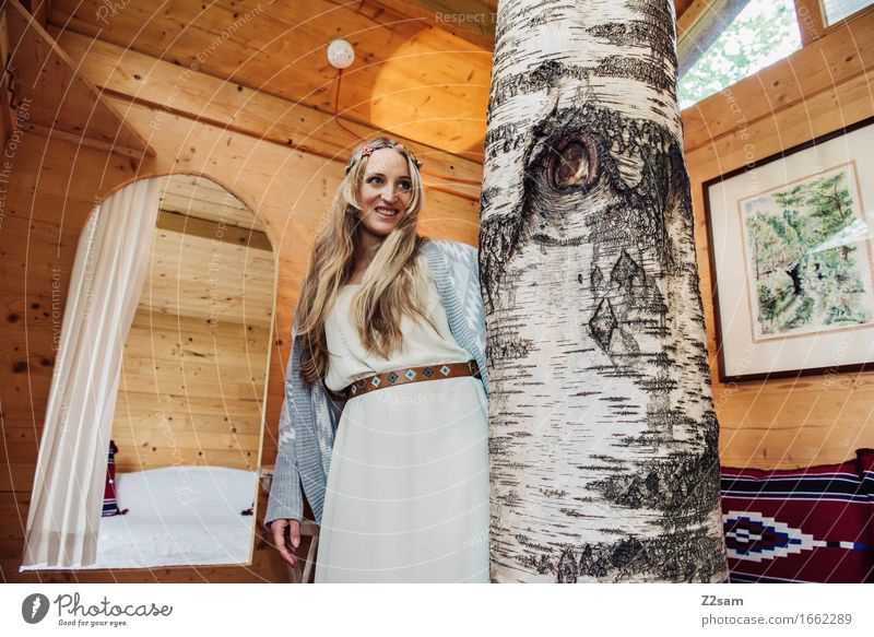 Hippiegirl Lifestyle elegant Stil Junge Frau Jugendliche 18-30 Jahre Erwachsene Natur Baum Hütte Mode Kleid blond langhaarig Haarband Holz Lächeln lachen