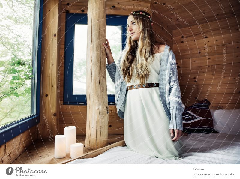 Hippiemädchen Lifestyle Stil Häusliches Leben feminin Junge Frau Jugendliche 18-30 Jahre Erwachsene Natur Baum Hütte Baumhaus Mode Holz berühren Erholung
