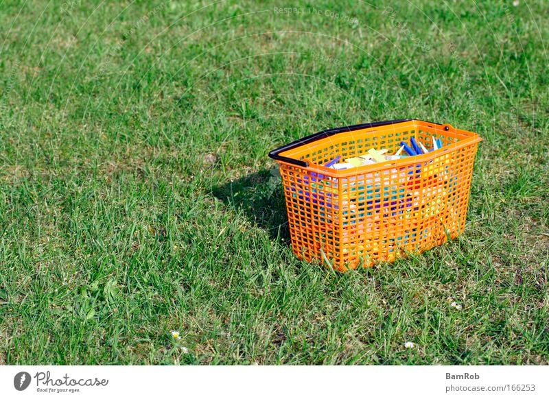 Muttis Wäscheklammern Farbfoto Außenaufnahme Menschenleer Textfreiraum links Tag Garten Gras Kunststoff grün Zufriedenheit Einsamkeit Frieden Idylle Zukunft
