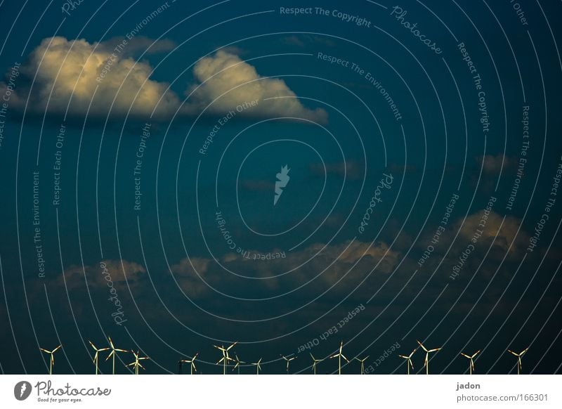 Das Grosse Kreisen Farbfoto Außenaufnahme Textfreiraum oben Windkraftanlage Umwelt Landschaft Himmel Wolken drehen Ausdauer windräder windkraft Energie rotieren