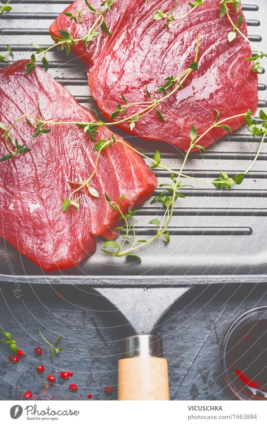 Thunfisch-Steaks in Grillpfanne mit Kräutern Lebensmittel Fisch Kräuter & Gewürze Öl Ernährung Abendessen Festessen Bioprodukte Vegetarische Ernährung Diät