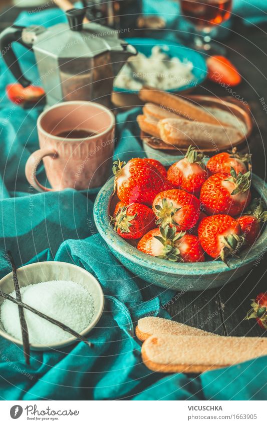 Küchentisch mit Erdbeeren Tiramisu Zutaten Lebensmittel Frucht Dessert Süßwaren Ernährung Italienische Küche Geschirr Teller Schalen & Schüsseln Tasse Stil