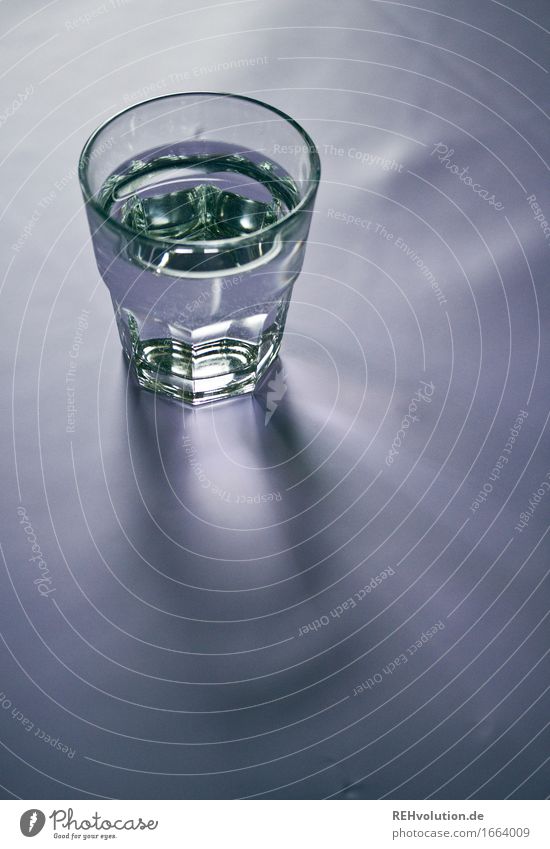 rund | ums Wasser Getränk Erfrischungsgetränk Trinkwasser Glas Gesundheit genießen Gesundheitswesen Durst Schatten Farbfoto Gedeckte Farben Innenaufnahme