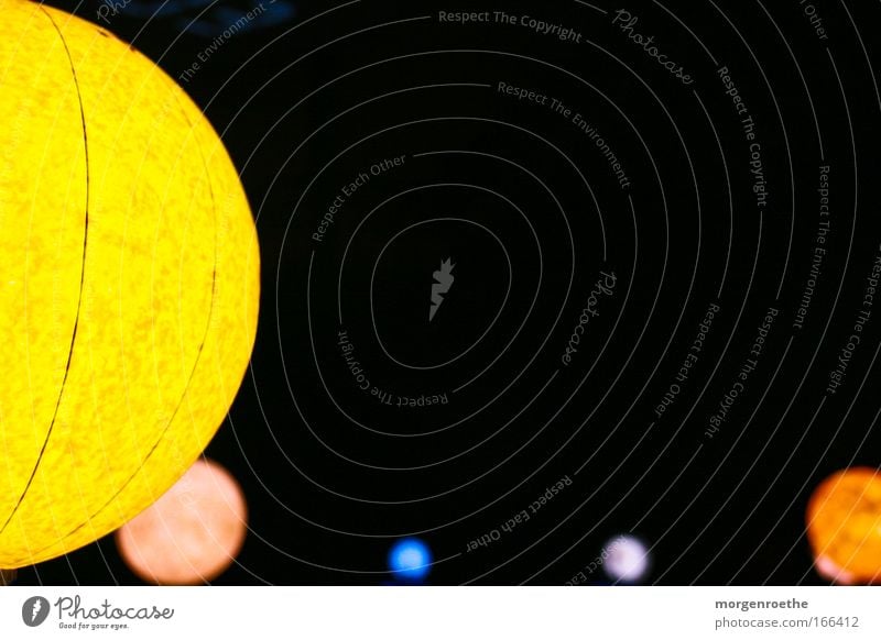 einblick in unser sonnensystem Planet rund Farbe Sonne Galaxie Weltall blau gelb schwarz Außerirdischer Unendlichkeit Fragen Lichtjahre UFO Raumfahrzeuge